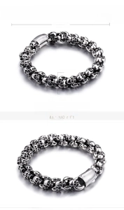 Detailansicht des Vintage Edelstahl Totenkopf Armbands mit Maßen von 225 mm Länge