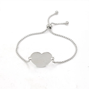 Détail du bracelet cœur argenté ajustable avec breloque polie et chaîne à mailles carrées