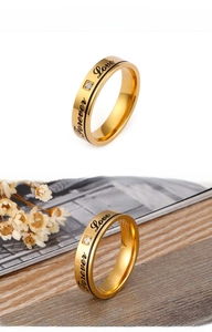 Détail de la bague en acier plaqué or 18 carats avec gravure Forever Love et zircon blanc