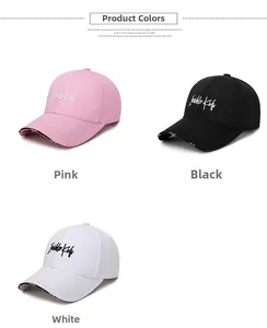 Detail von Baumwoll-Basecaps in Rosa, Schwarz und Weiß mit Invisible Kids Bestickung