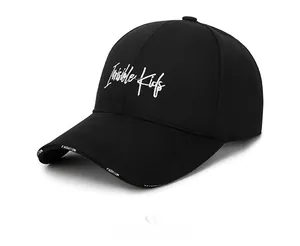 Detail der schwarzen Baumwoll-Baseballkappe mit Invisible Kids Stickerei und Modetext