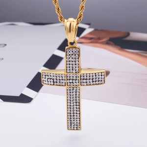 Collier pendentif croix incurvée en acier inoxydable avec zircons et chaîne corde dorée