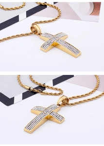 Détail de la croix dorée sertie de strass brillants avec sa chaîne de type corde