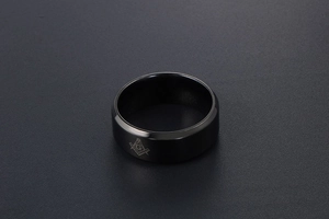 Makro-Detail des mattschwarzen Herren-Freimaurerrings aus Titan mit Winkelmaß und Zirkel