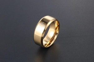 Detailansicht des goldenen Freimaurer-Logos auf einem polierten breiten Titanring