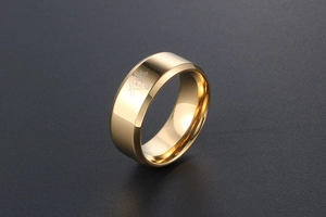 Detailansicht eines goldenen Freimaurerrings mit polierter Oberfläche und graviertem Symbol