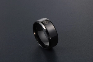 Detail eines schwarzen polierten Stahlrings mit dem Freimaurer-Symbol Winkel und Zirkel