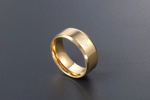 Makroaufnahme der vergoldeten Freimaurer-Ring mit graviertem Winkelmaß und Zirkel G Symbol