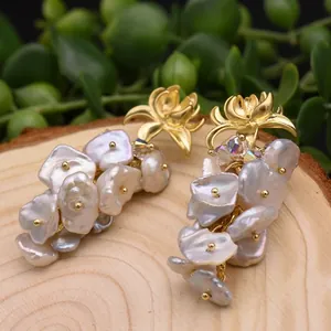 Orecchini di perle barocche con design floreale dorato e perle d'acqua dolce cangianti