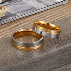Bagues de couple bicolores en acier titane avec finition brossée et diamant sur bois