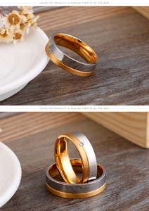 Détail macro d'une bague bicolore en titane avec finition brossée et petit diamant