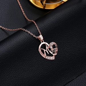 Détail du pendentif MOM en forme de cœur or rose serti de zircons sur cuir noir
