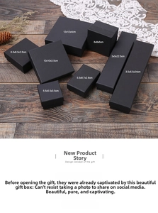 Boîtes cadeaux en papier kraft noir mat de différentes tailles pour bijoux sur bois