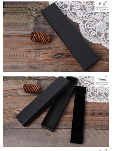 Détail du coffret cadeau noir mat avec insert en velours pour bijoux sur bois
