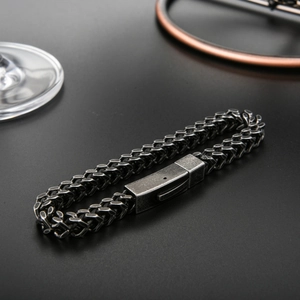 Detailansicht der Vintage schwarz beschichteten 316L Edelstahl Herren Panzerarmband