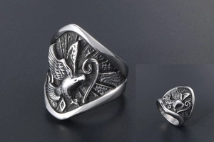Gros plan de la bague aigle vintage en argent montrant les ailes gravées et l'oxydation
