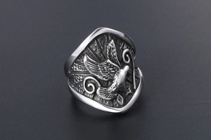 Gros plan sur la bague aigle vintage en argent avec détails de plumes en relief
