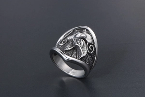 Détails d'une bague aigle vintage en acier inoxydable argenté avec gravure en relief 3D
