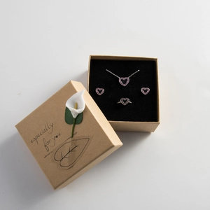 Scatola regalo in carta kraft con collana a cuore e set di gioielli Mickey