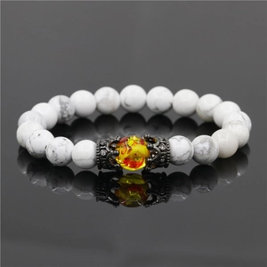 Weißes Marmorperlen-Armband mit gelbem Bernstein-Akzent und schwarzer Krone