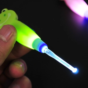 Luminous cartoon earwax removal tool with LED light and transparent green scoop