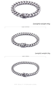 Detailvergleich von 8mm und 10mm Edelstahl-Panzerarmbändern mit gravierten Steckverschlüssen
