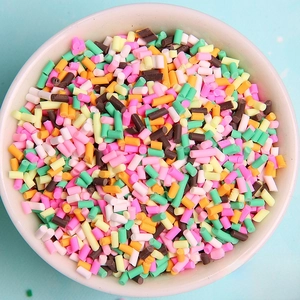 Confettis colorés en pâte polymère dans un bol pour le bricolage et le nail art