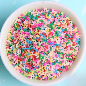 Gros plan de vermicelles colorés dans un bol en porcelaine blanche pour décoration DIY