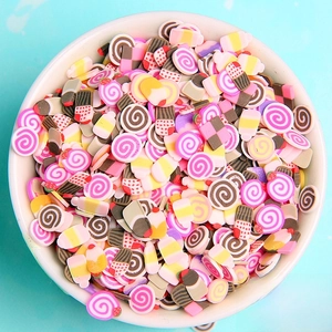 Vue macro de tranches de fimo colorées en forme de desserts pour nail art et déco DIY