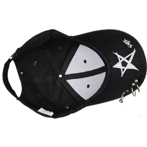 Détail intérieur d'une casquette noire avec anneaux métalliques et imprimé d'étoiles