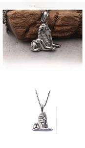 Vue détaillée d'un pendentif Sphinx en acier inoxydable de 44x43mm avec dimensions