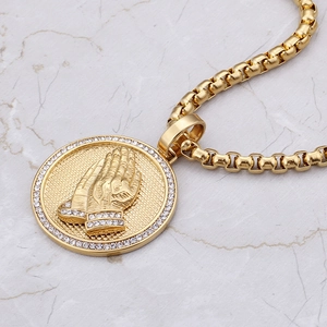 Collier hip hop doré en acier inoxydable avec pendentif mains en prière et strass
