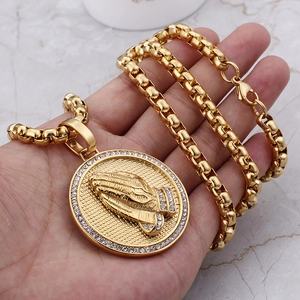 Collier hip hop en acier doré avec pendentif circulaire mains en prière et strass