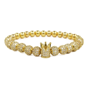 Dettaglio del bracciale in pietre nere opache 8mm con corona dorata e perle zircone