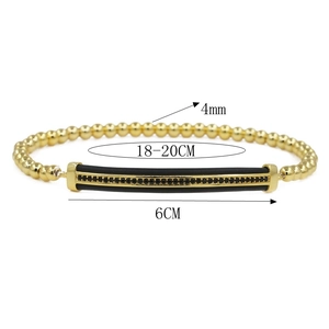 Dettaglio del bracciale con perline d'oro da 4mm e barra curva nera con diamanti