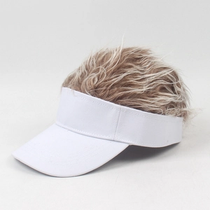 Weiße Baseballkappe mit kurzlockiger braunblonder Perücke für Outdoor-Styling
