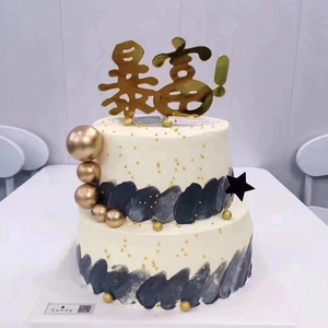Détails d'un gâteau à deux couches avec décoration dorée miroir et sphères métalliques