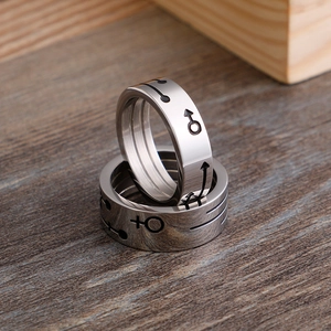Bagues de couple minimalistes en acier titane argent avec symboles gravés au laser