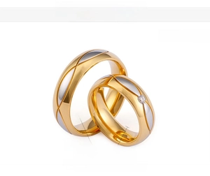 Dettaglio anelli di coppia trapuntati da 6mm con placcatura oro 18K e peso di 12g