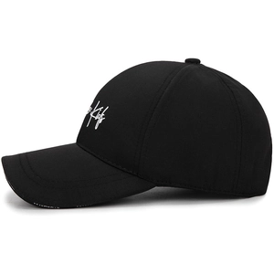 Schwarze Baumwoll-Baseballkappe mit weißer Stickerei und Vetements-Druck am Rand
