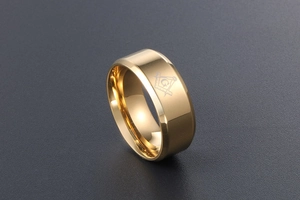 Makro-Detail des vergoldeten Titanstahl-Rings mit graviertem Freimaurer-Symbol