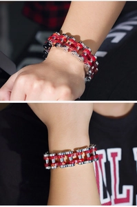 Détail du bracelet biker en acier inoxydable argenté avec résine rouge et double chaîne