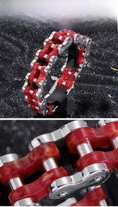 Vue détaillée du bracelet en acier titane pour hommes avec maillons en résine rouge marbrée