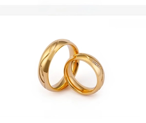 Détails de bagues en titane plaqué or 18 carats de 6mm avec texture ondulée et strass