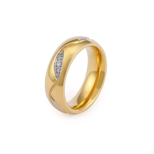 Anello di coppia in acciaio al titanio placcato oro 18K con tre diamanti su fondo bianco