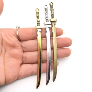 Ciondoli a forma di spada in miniatura color oro, argento e bronzo per gioielli DIY