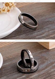 Détail de bagues de couple avec gravure Forever Love et pierres en oxyde de zirconium