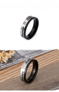 Détail de la bague de couple en titane avec gravure Forever Love et zircon blanc