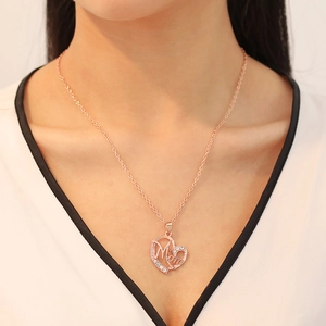 Collier MOM cœur en or rose avec cristaux sur le cou pour cadeau fête des mères