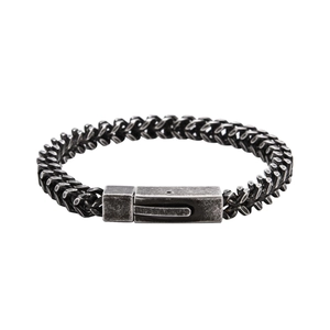 Detailaufnahme des Herrenarmbands aus 316L Edelstahl mit matter Retro-Beschichtung